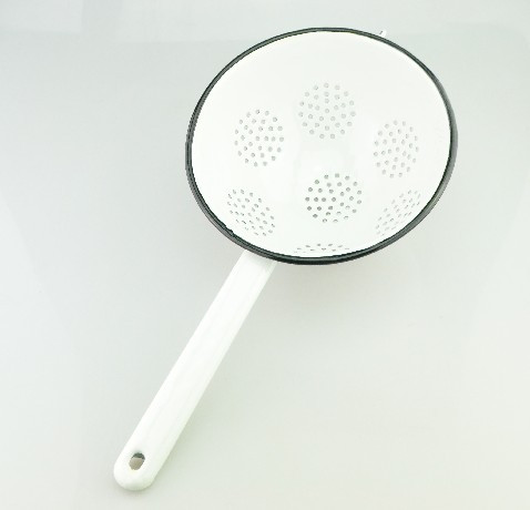 SZŰRŐ FEHÉR ZOMÁNC NYELES 18 CM