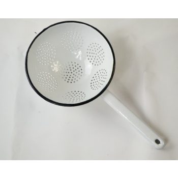 SZŰRŐ FEHÉR ZOMÁNC NYELES 22 CM