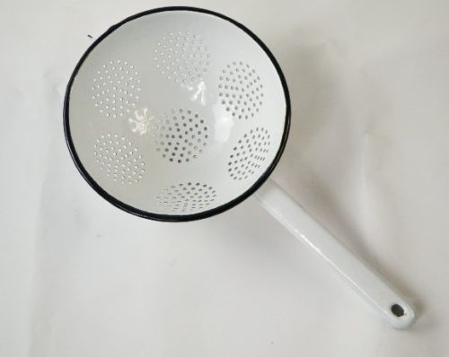 SZŰRŐ FEHÉR ZOMÁNC NYELES 22 CM