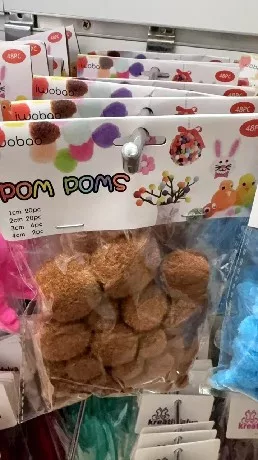 POMPOM BARNA 48DB-OS VEGYES MÉRETEK (1CM:20DB, 2CM:20DB, 3CM:6DB, 4CM:2DB)