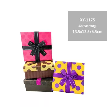 DÍSZDOBOZ 4DB/SZETT KÜLÖNBÖZŐ MINTÁK 13,5X13,5X6,5CM