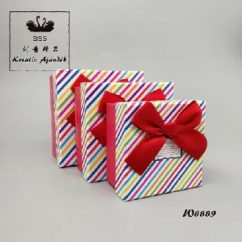   DÍSZDOBOZ 3DB-OS  NAGY:13X13X7,5CM SZÍNES CSÍKOS/MASNIS , PAPÍR